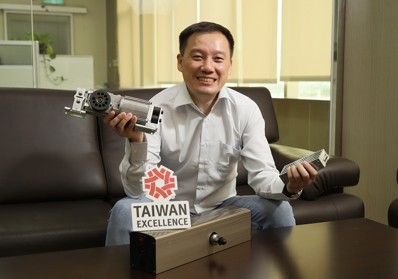 圖 / 川富電機業總經理翁志偉手上拿的，就是在2019年第一次參賽，即以「TRONCO智慧型橫拉自動門系統」，贏得第27屆台灣精品獎。