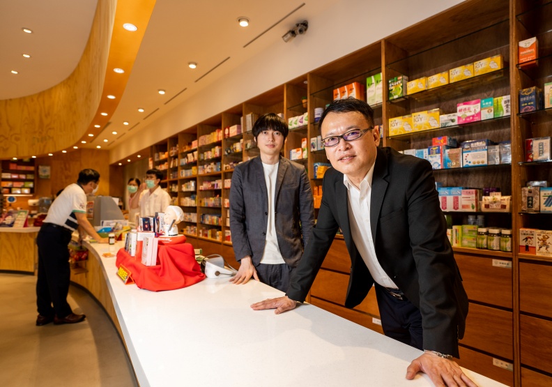 右起為惠生第二代廖俊吉、與第三代廖昱喬。