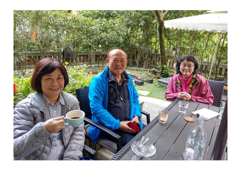 作者（左）與王澤鑑教授（中）茶敘合照，陳美伶提供。