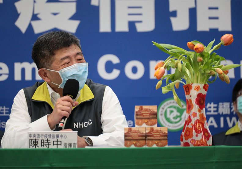 4月27日荷蘭國王節,紀維德安排從荷蘭空運了3999朵鬱金香、焦糖餅乾致贈給中央疫情指揮中心。中央疫情指揮中心提供