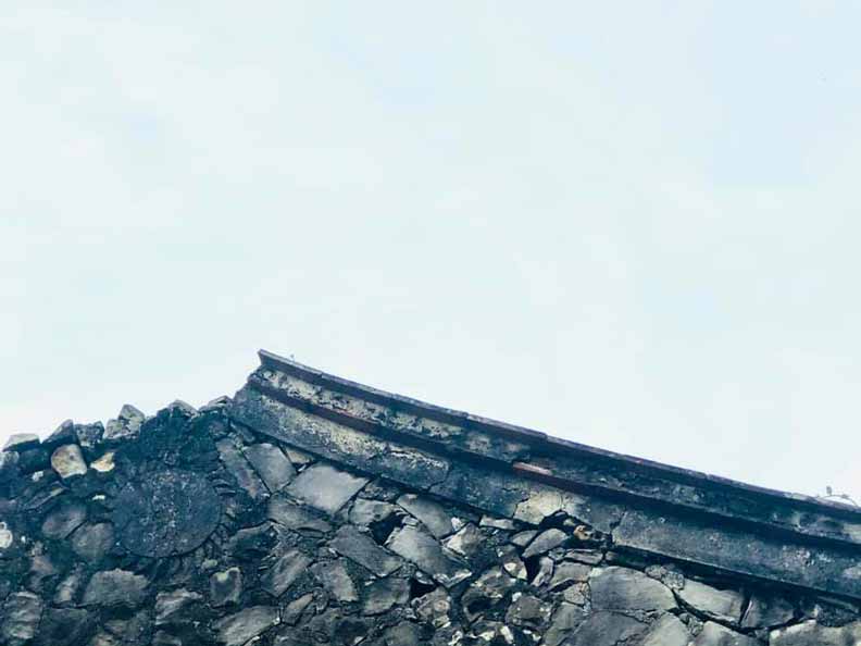 樓仔厝有火型山牆及非常罕見的石雕太陽圖騰,推估受到平埔族自然崇拜信仰影響。