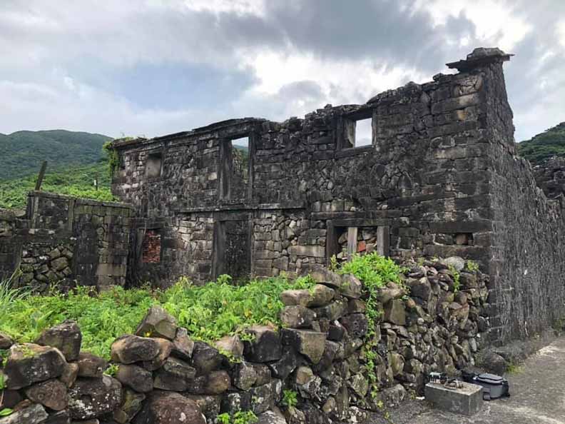 吳家樓仔厝約有140年歷史,罕見的雙層石頭屋建築,沿海類型目前僅知此棟。