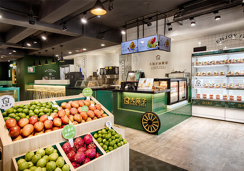 大苑子市府夢想店不僅販售飲品,將推出以鮮果為主軸的冰品、甜品,也有可內用、外帶裁切水果,滿足附近消費者的健康需求。。大苑子提供