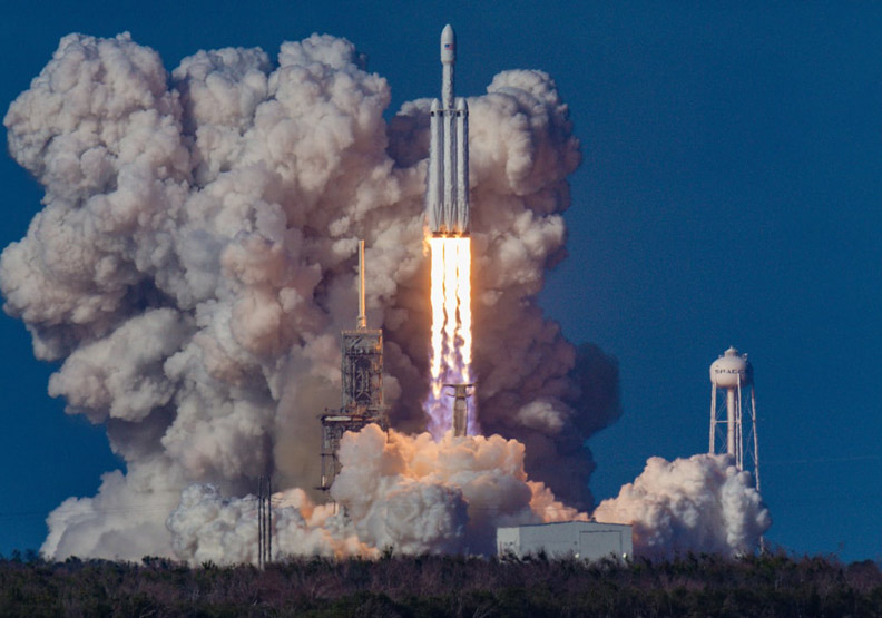 火箭升空,僅為情境配圖。取自unsplash