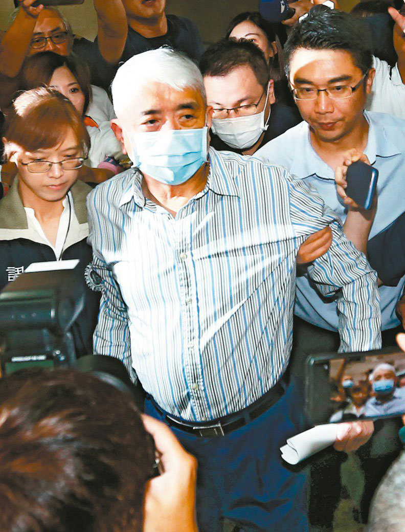 太流公司前負責人李恆隆(中)涉賄賂多名前後任立委;昨天聲押庭後暫押候審室,今日續行訊問。聯合新聞網提供