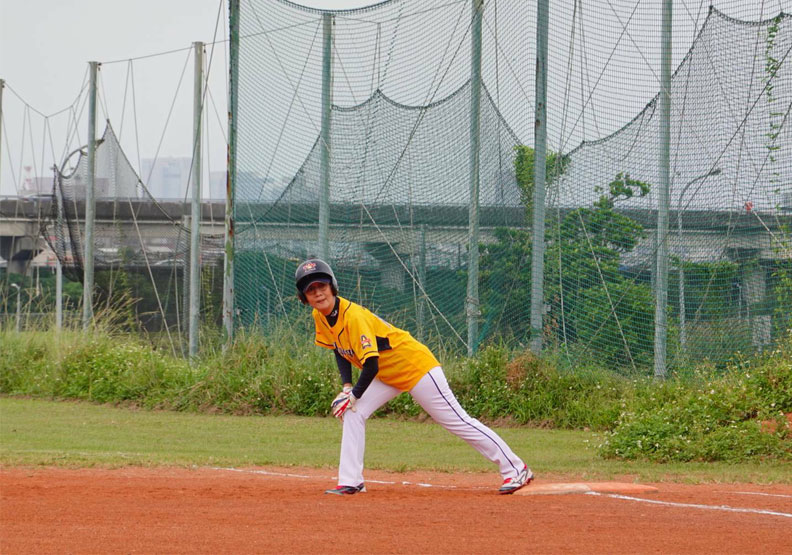 李秀利利用週末時間打壘球。李秀利提供