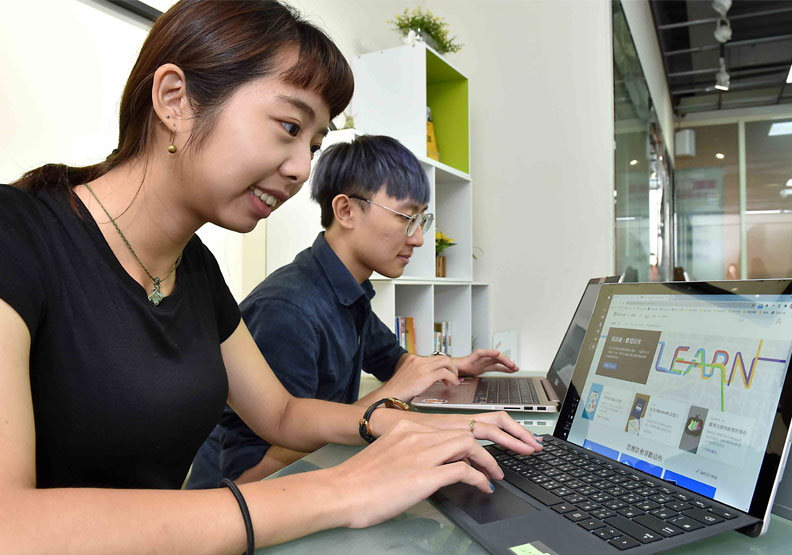 東吳大學學生展示使用Microsoft Learn線上平台。微軟提供