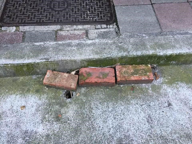 不穩的路邊磚。