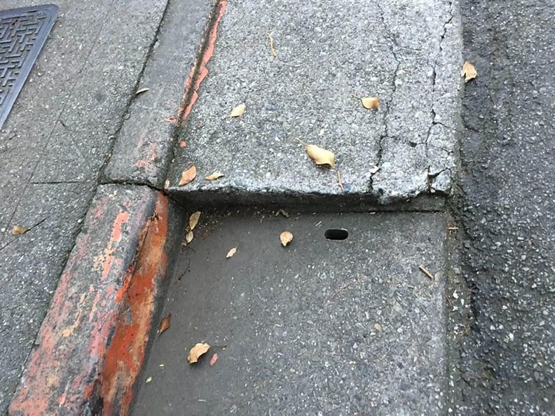 易引起跌倒的路面。