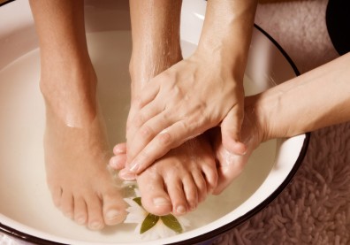 夏天泡腳有助排出濕氣，促進睡眠！中醫：可用藿香、紫蘇葉代替桂皮與生薑