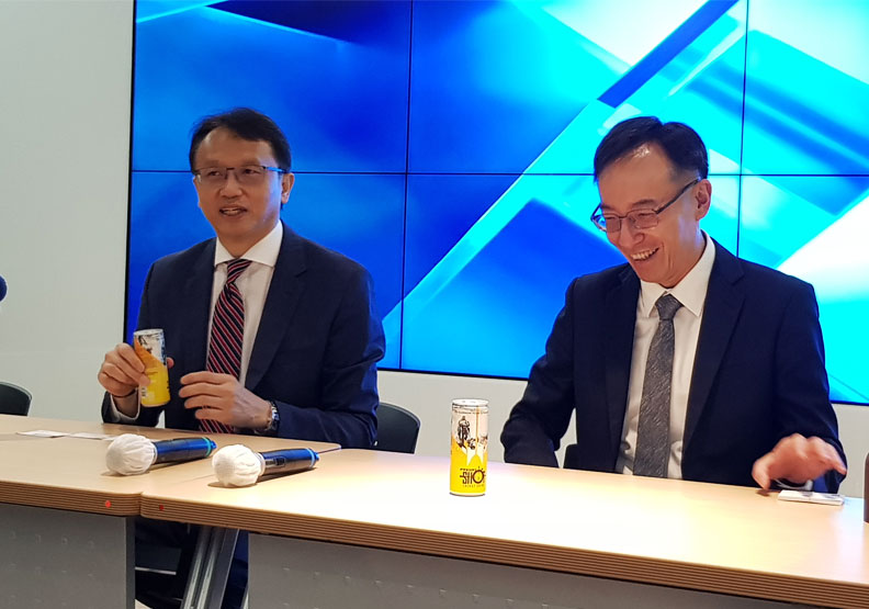 宏碁董事長陳俊聖(左)、宏碁共同營運長、酷碁董事長高樹國(右)。毛凱恩攝