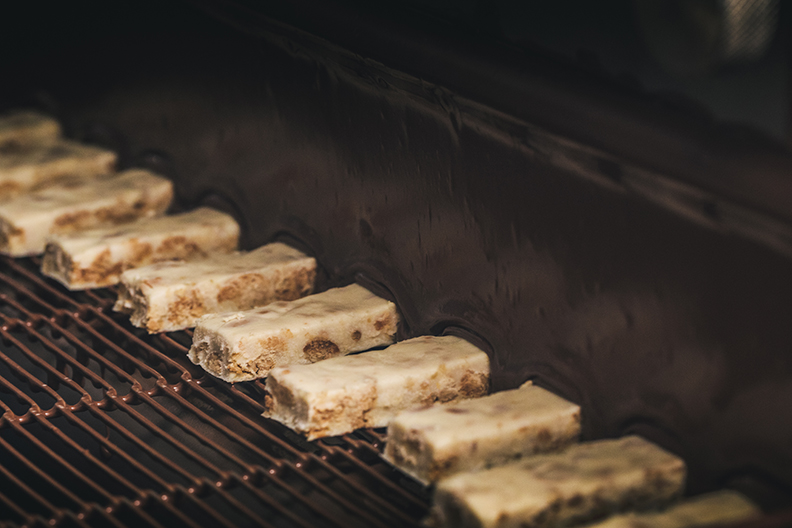 牛軋糖外裹香濃巧克力，77乳加是台灣人最熟悉的幸福滋味。