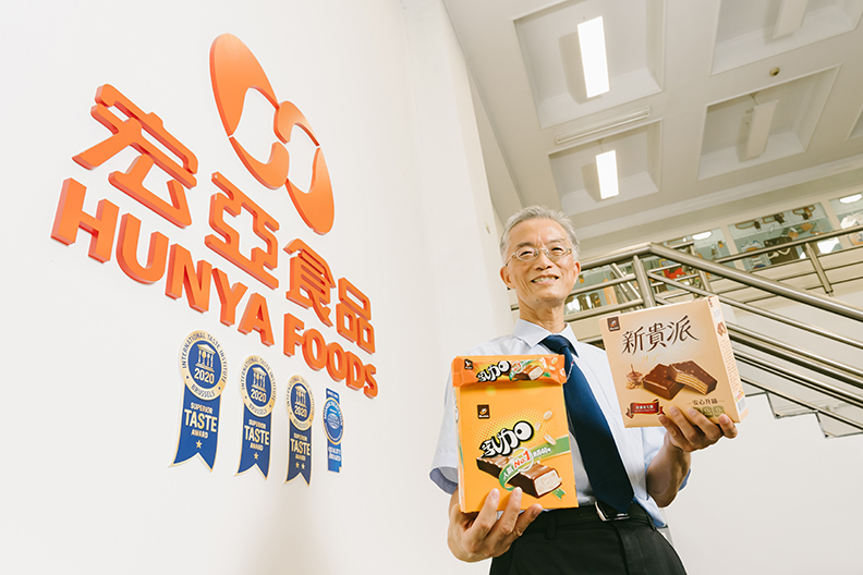 宏亞生產總部吳哲維副總說︰「宏亞食品創業以來，以製造質優價美的國民零食為目標。