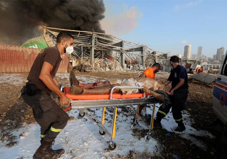 當地許多消防人員在爆炸現場緊急進行救援。達志影像