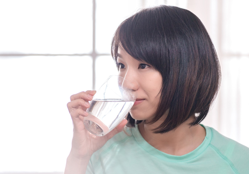 既是秋也是夏！立秋養生３要點：陽光下健走助排濕、喝溫水帶動全身循環