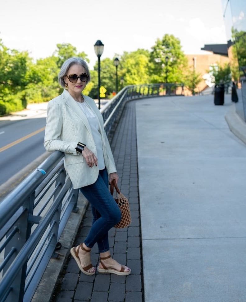 搭配丹寧褲 ,俐落率性感。