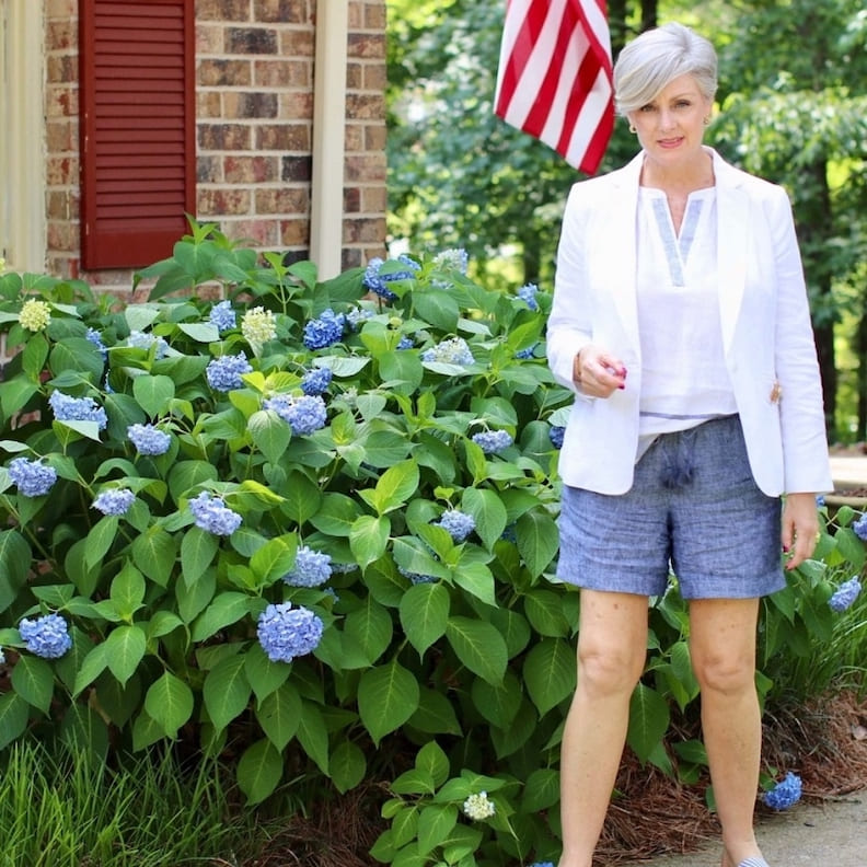 搭配亞麻上衣和五分褲,穿出休閒度假風。