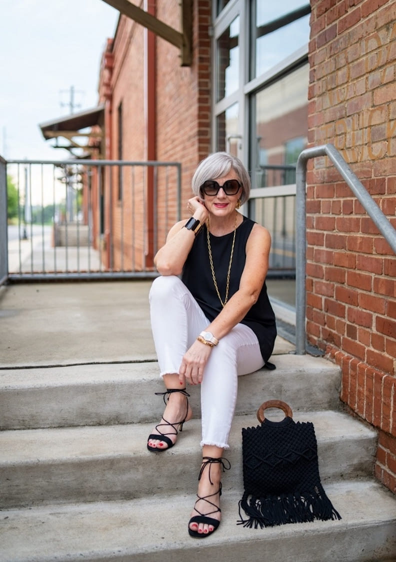 展現熟齡特有的優雅氣質之餘,Beth Djalali也盡情享受穿搭的樂趣。