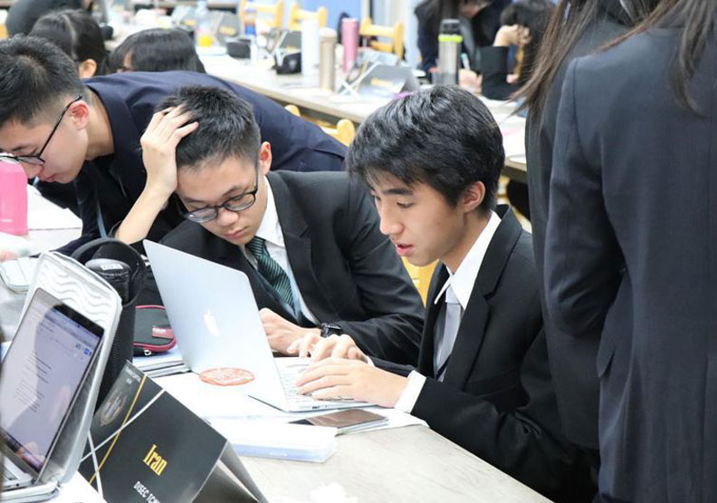圖／大學指考今天放榜，年僅16歲的侯靖宣（使用電腦者）考上台大醫科。台北市私立東山高中提供