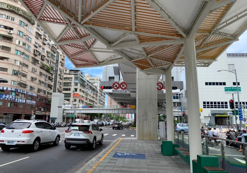 新北交通局指出,新莊思源路往北(五股)方向快車道的外側車道調整為公車優先道,公車亭移至環狀線下方分隔島,預計8月20日起實施。新北交通局提供