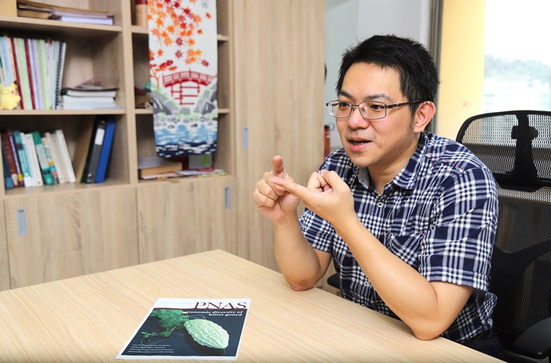 李承叡與研究團隊、合作夥伴破解基因的秘密,讓一顆苦瓜,登上美國國家科學院院刊《PNAS》封面,也讓亞洲的農作物被世界看見。