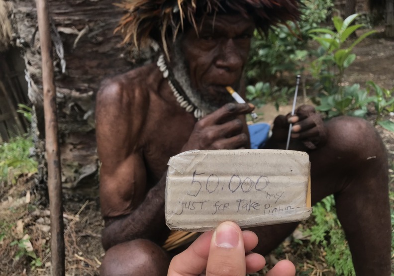 他深入印尼雨林區，直接和食人族接觸