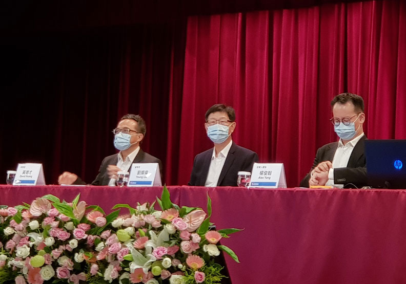左起依序為鴻海財務長黃德才、董事長劉揚偉、投資人關係楊俊翰。毛凱恩攝