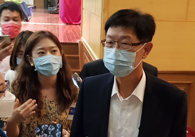 董事長劉揚偉法說結束後照例被記者包圍追問,要求回答供應鏈布局策略。毛凱恩攝