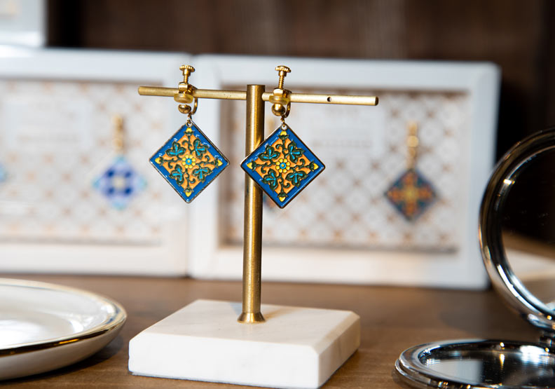 注入現代化技藝的花磚周邊商品。