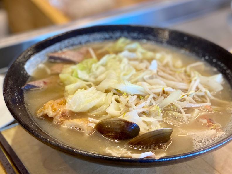 這碗雜菜麵有蛤蜊、吉古拉、豬肝、高麗菜、豆芽菜、肉片⋯⋯很精彩。