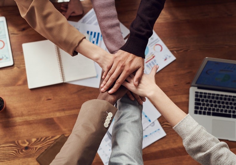 比起聰明人，多數的主管會選擇能力尚可，但可以團隊合作的人。 取自Pexels