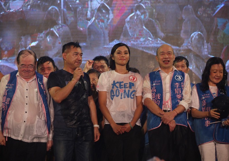 李眉蓁選前之夜,國民黨黨主席江啟臣(左二)和高雄市前市長韓國瑜(右二)均協助站台。圖片取自李眉蓁臉書