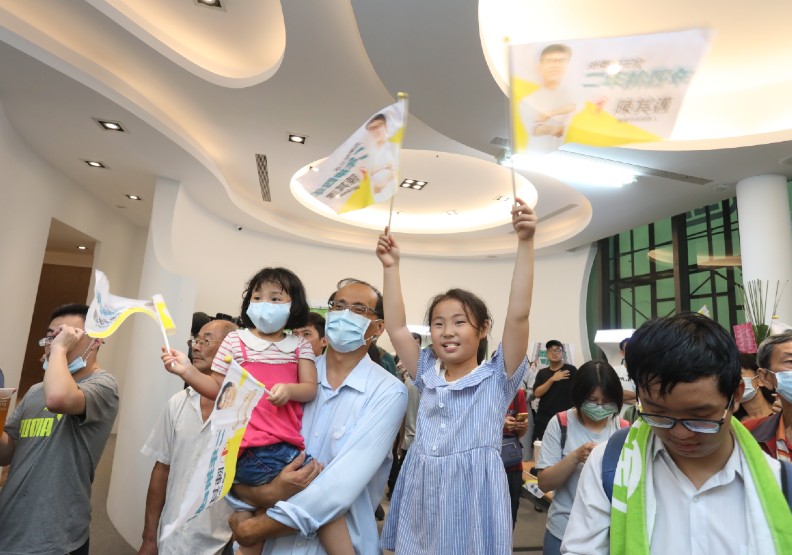 陳其邁競選總部民眾十分熱情。