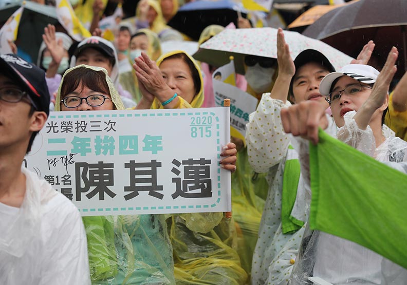 開票現場群眾。蘇義傑攝