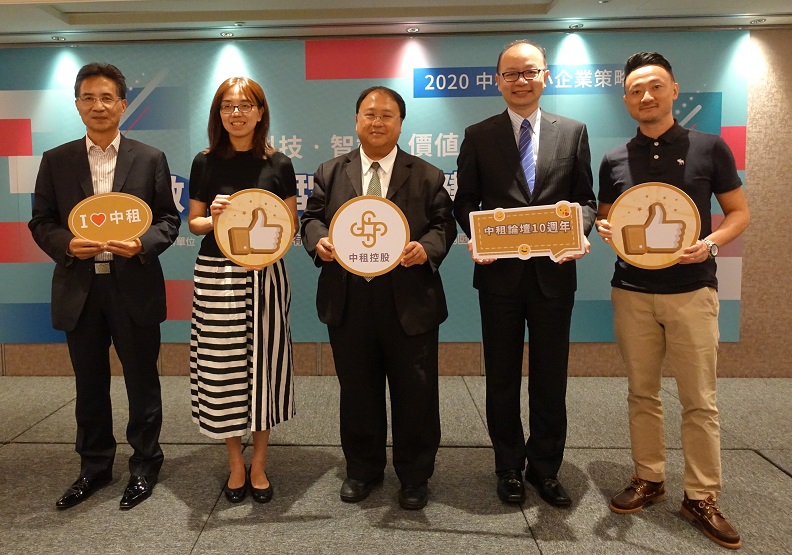 圖 / 中租中小企業策略論壇7月台中場，由中租迪和業務長游添富（左一）主持，邀集產官學研共同討論。圖左起為經濟部中小企業處副處長胡貝蒂、琨蒂絲工業董事長魏平儀、台灣經濟研究院景氣預測中心主任孫明德、KPMG安侯企業管理公司執行副總賴偉晏。
