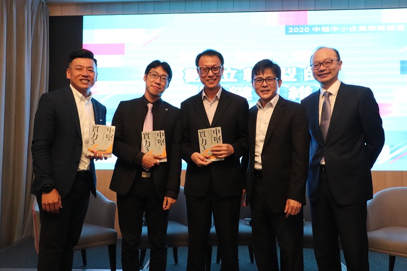 中租論壇8月高雄場,由中租迪和資深副總盛德隆(右二)主持,並致送中租與台經院合作的《中堅實力3》一書予主講人。圖左起海陸家赫公司總經理曾煥龍、資策會產業情報研究所組長李震華、高雄市政府經濟發展局代理局長王宏榮。