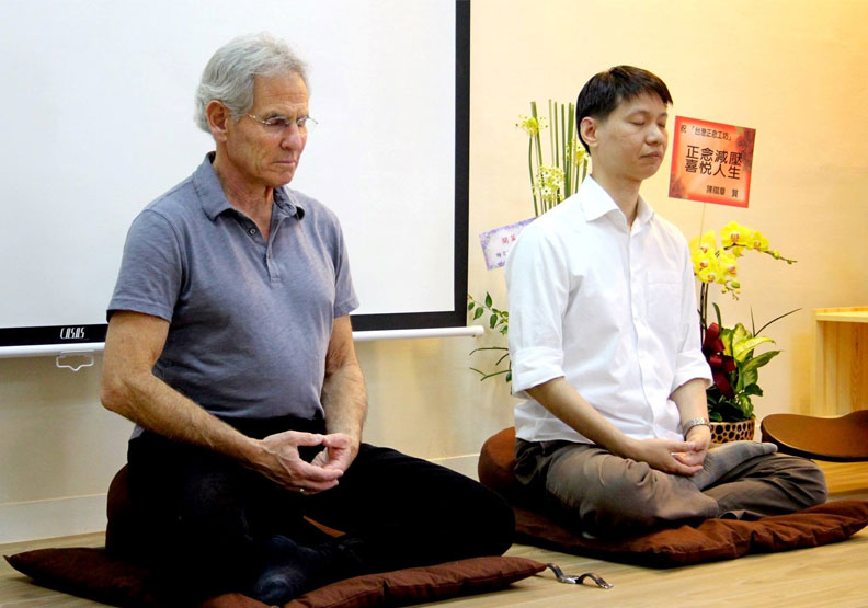2014年卡巴金來台演講,與台灣正念工坊學員一同練習正念。台灣正念工坊提供