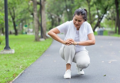 為何女性膝關節置換率高？骨科權威分析４關鍵：肌力、荷爾蒙、骨骼、鞋子