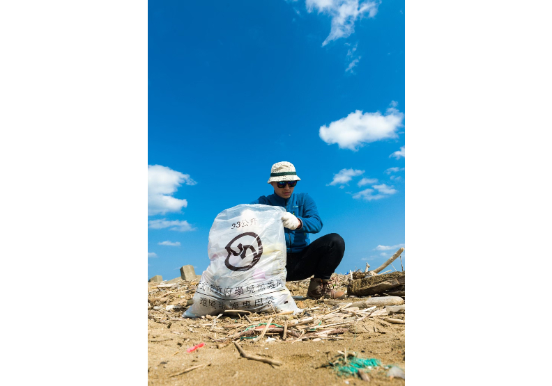 國泰人壽業務襄理黃柏豪,四年來發起52場淨灘活動。