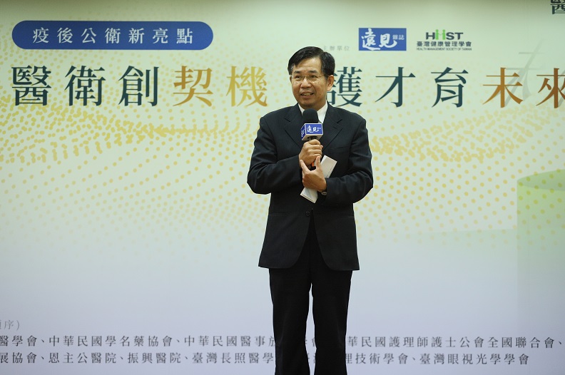 教育部部長潘文忠出席論壇表示,教育部將持續與衛福部就醫護人才培育進行整體檢視,從專案計畫著手。