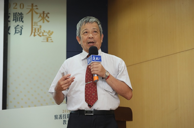 中華技職教育學會理事長陳德華專題演講「疫後領航員:台灣醫護專才新未來」,分享技職培育體制應開放招收高中生。