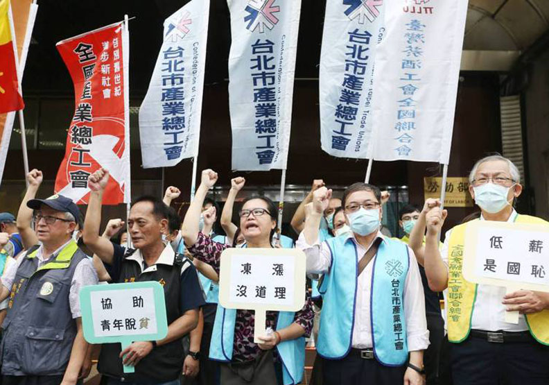 圖／一年一度的基本工資審議委員會今登場，勞團在會前高喊基本工資調漲，才能真正照顧邊際勞工生活安全。聯合新聞網提供