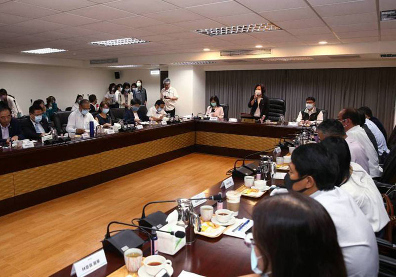 基本工資審議委員會今上午10點登場,今年疫情衝擊因素,勞資雙方就經濟相關數據客觀論述,最後拍板微調。聯合新聞網提供