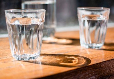 喝水是有學問的！避免暴飲傷身，專家建議７個最佳飲水時段