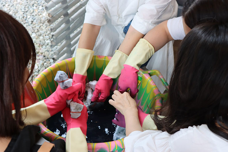 手工染製蚵藍染織品。