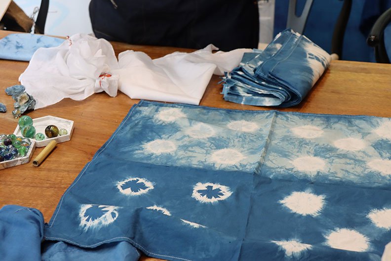 蚵藍染方巾。取自桃城茶樣子