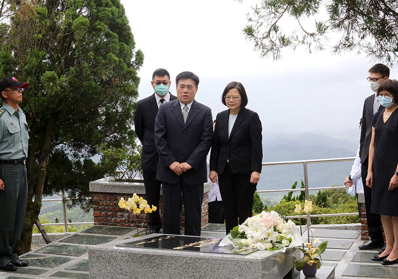 蔡英文於郝柏村墓前獻花。