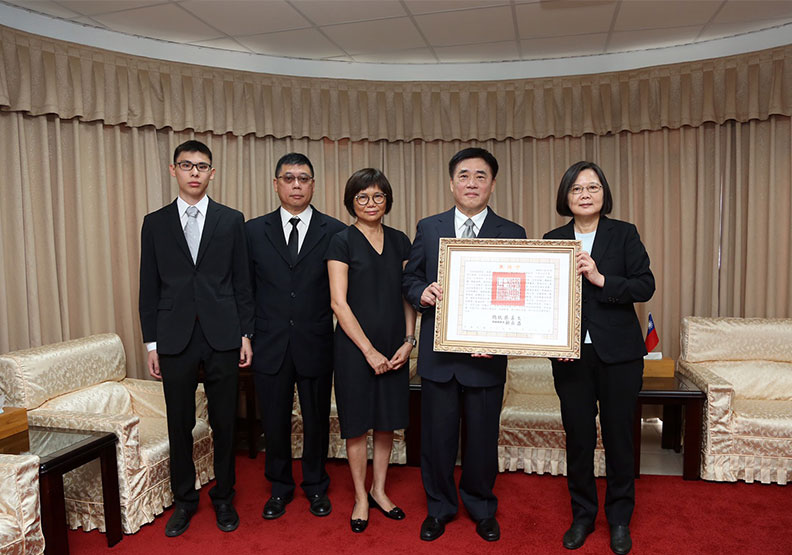 郝龍斌和其他家屬接受蔡英文頒贈郝柏村的褒揚令。