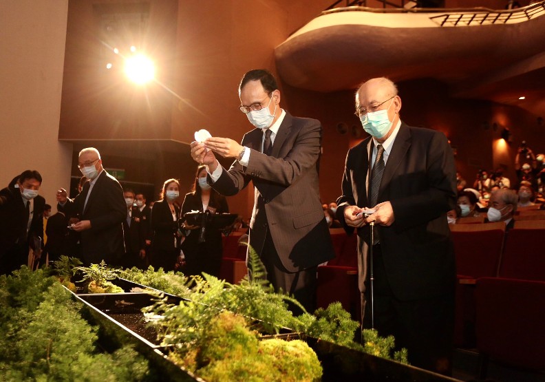 前國民黨主席朱立倫獻花。