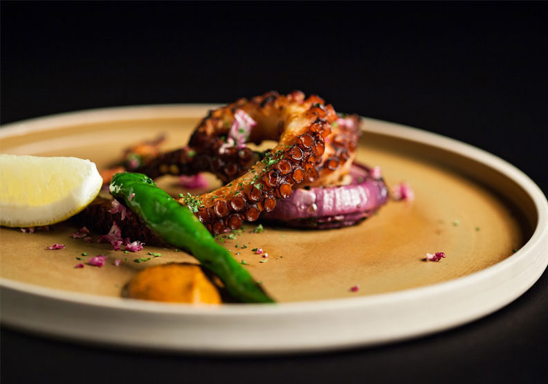 國賓飯店A CUT牛排館經典菜色炙烤章魚。A CUT提供